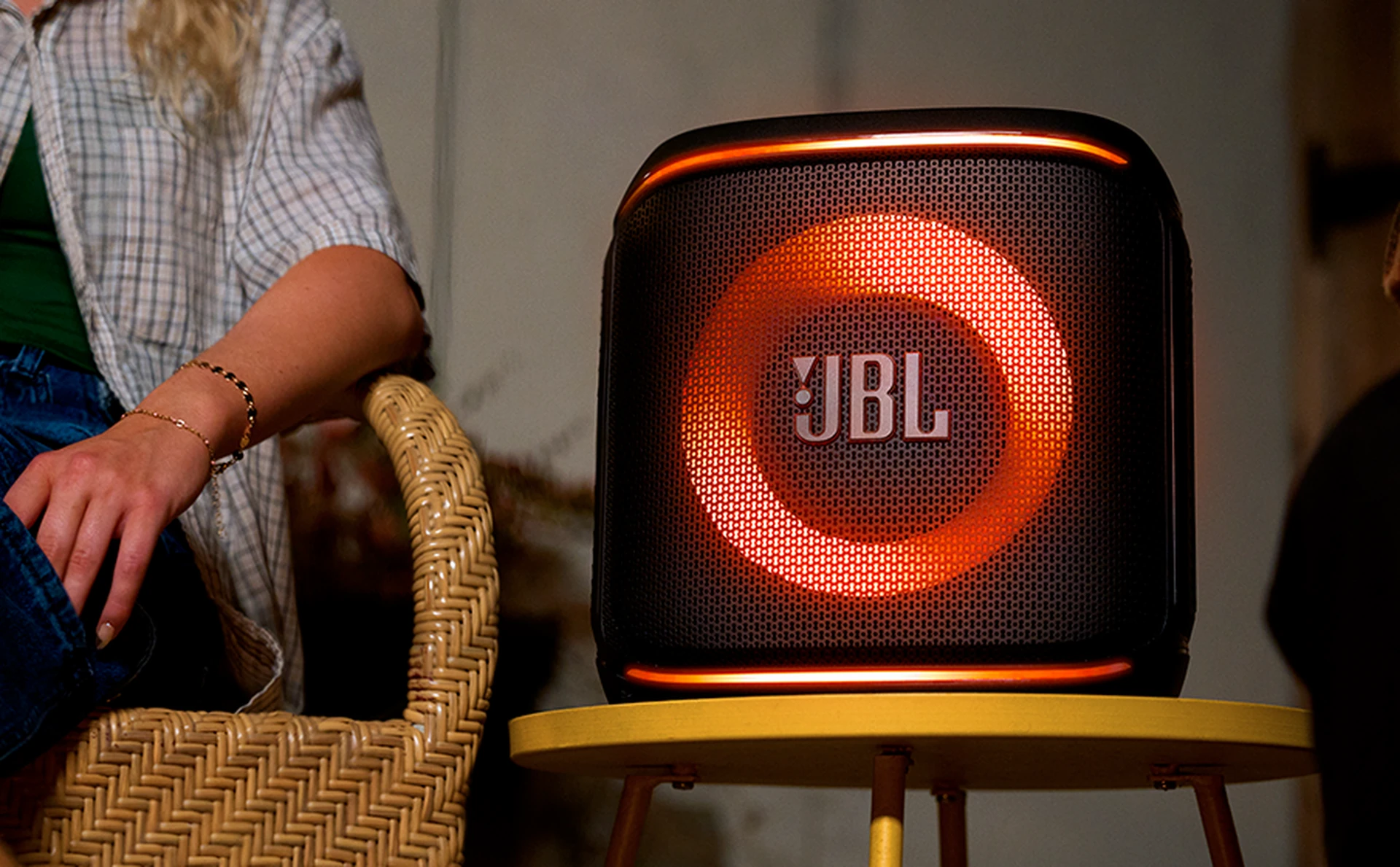 JBL PartyBox Encore 2 et éclairage dans un salon