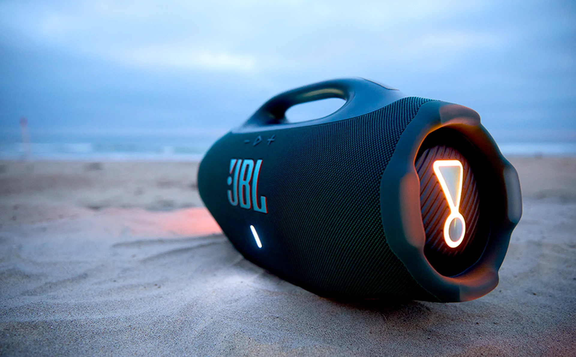 JBL Boombox 4 près d’une piscine, visuel de campagne du fabricant