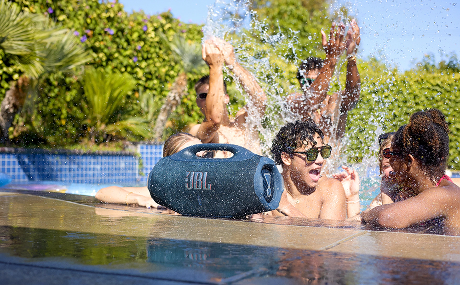 JBL Boombox 4 dans une scène de piscine officielle