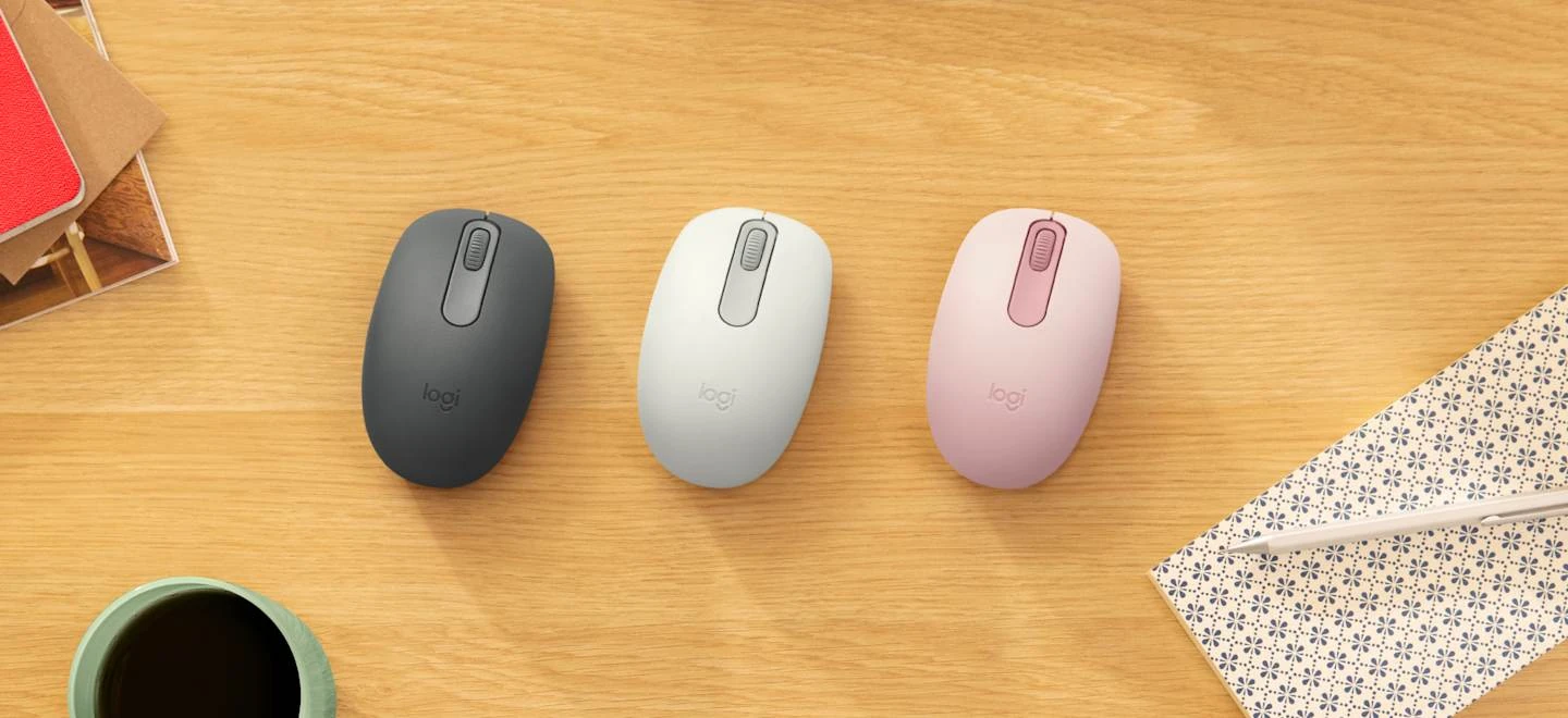 Collection Logitech M196 photographiée sur une table en bois