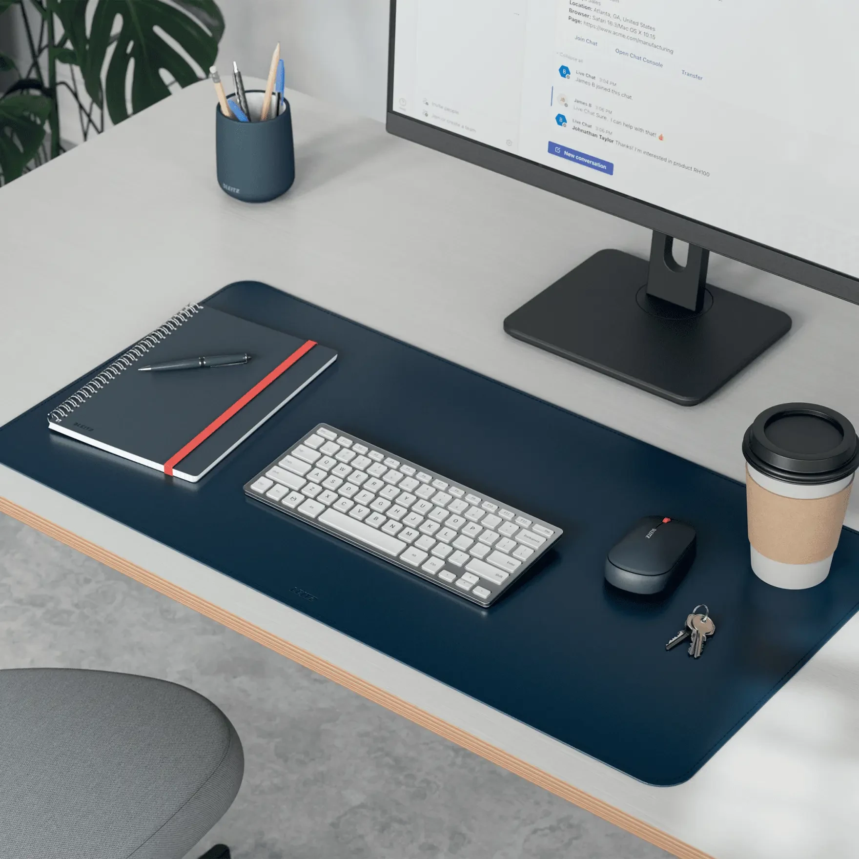 Tapis Leitz bleu nuit installé sur un bureau