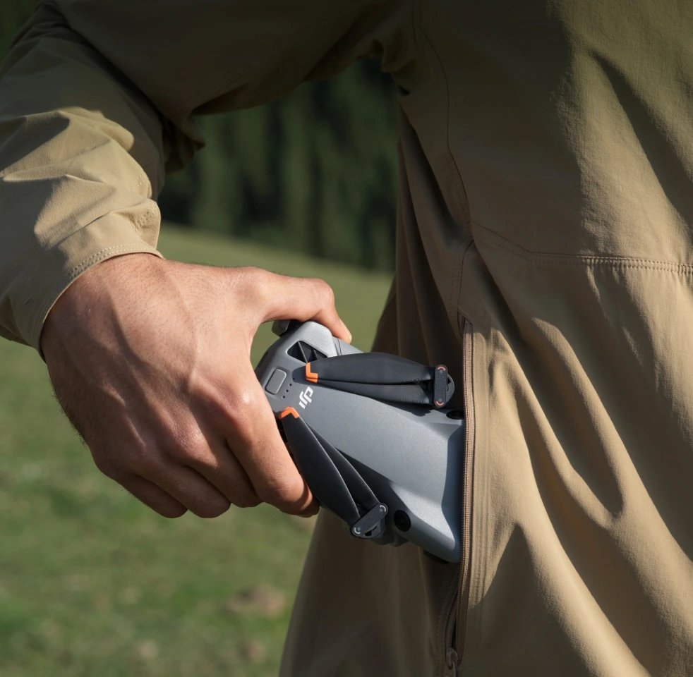 DJI Mini 5 Pro plié, prêt à emporter