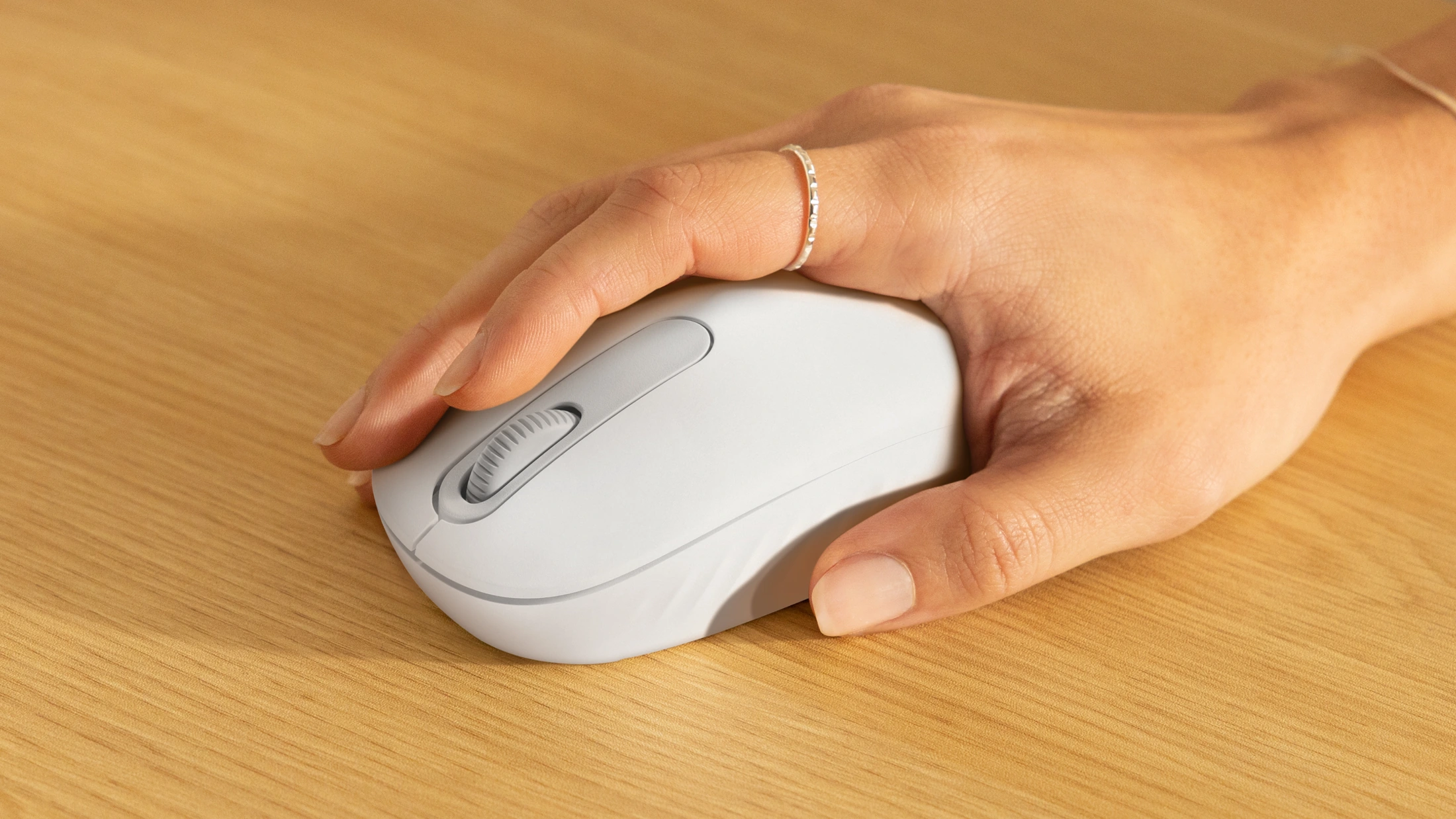 Navigation avec la souris Logitech M196 blanc cassé