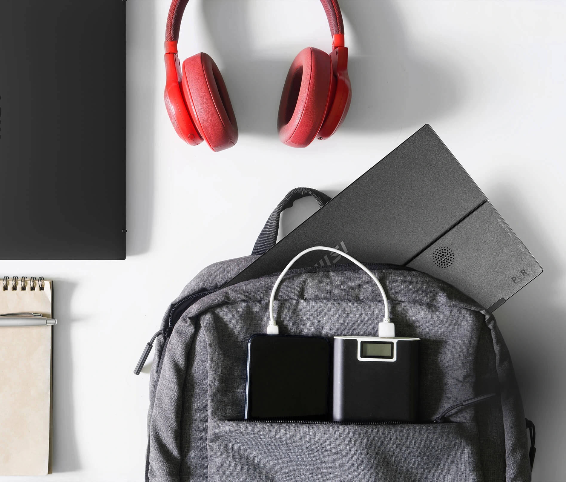 Le MSI PRO MP165 E6 transporté dans un sac à dos