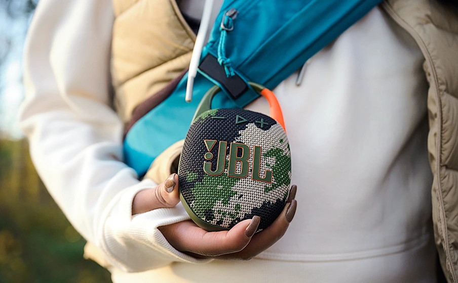 JBL Clip 5 camouflage accrochée à un sac à dos