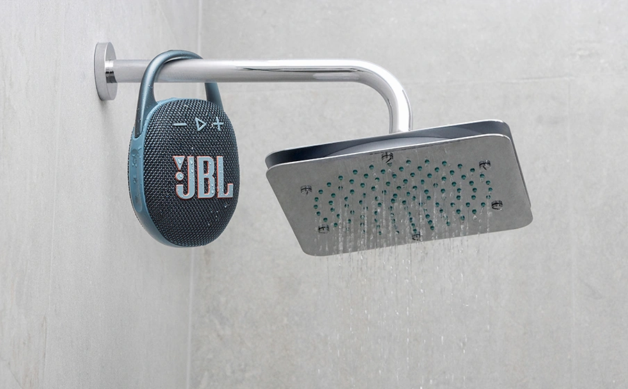 JBL Clip 5 bleue suspendue dans une douche