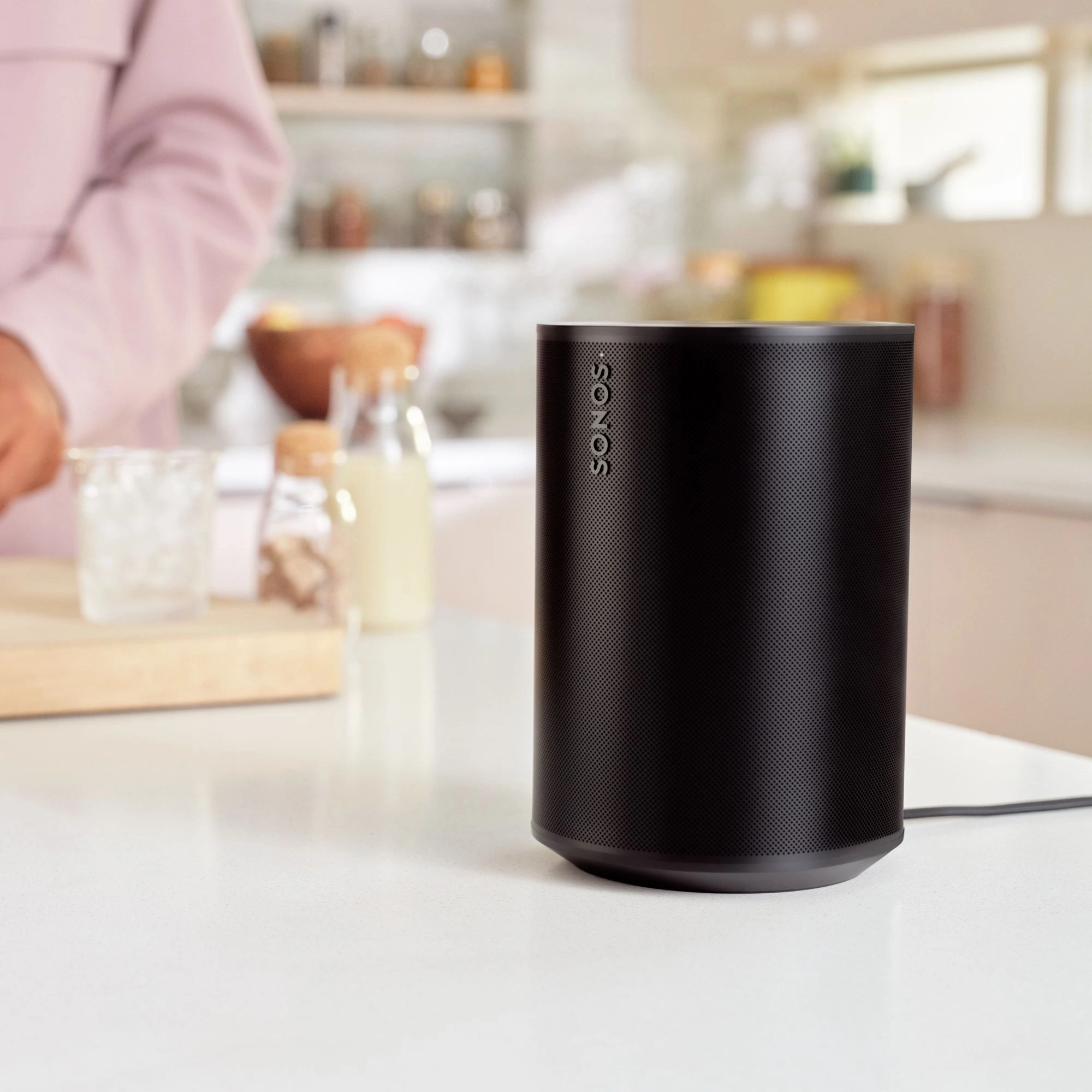 Sonos Era 100 noire sur un plan de travail de cuisine
