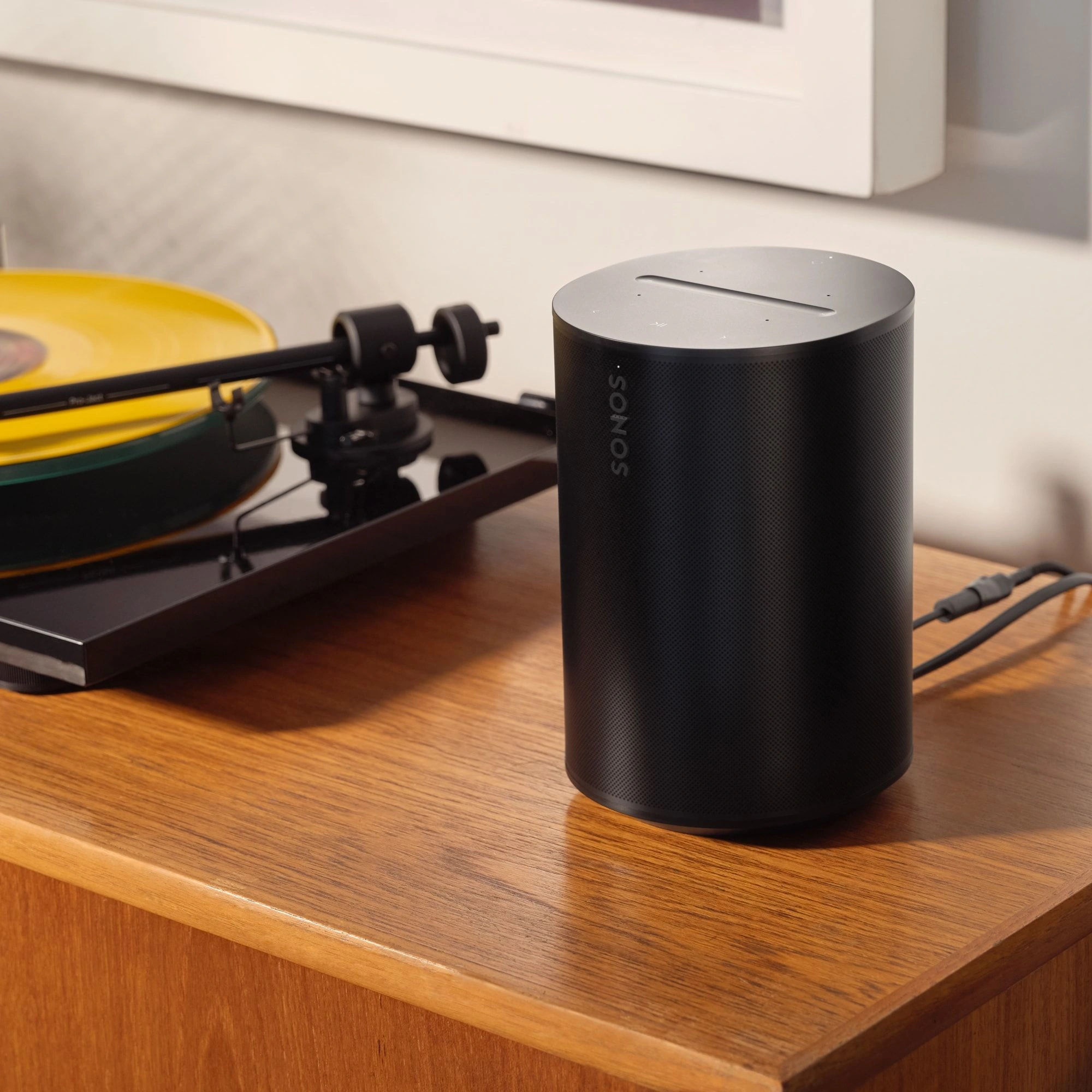 Sonos Era 100 noire associée à une platine vinyle