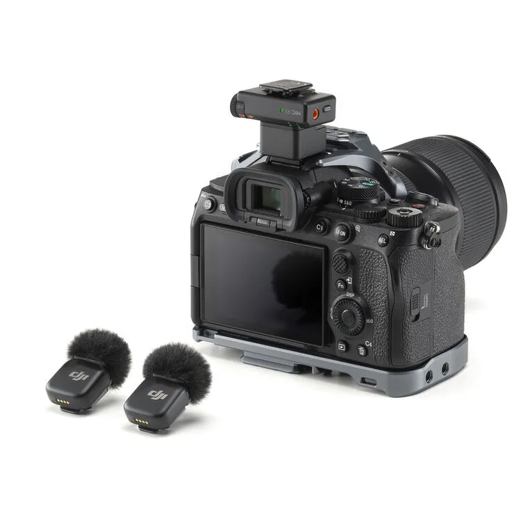 Adaptateur DJI Mic Series installé sur la griffe MI d’une caméra Sony