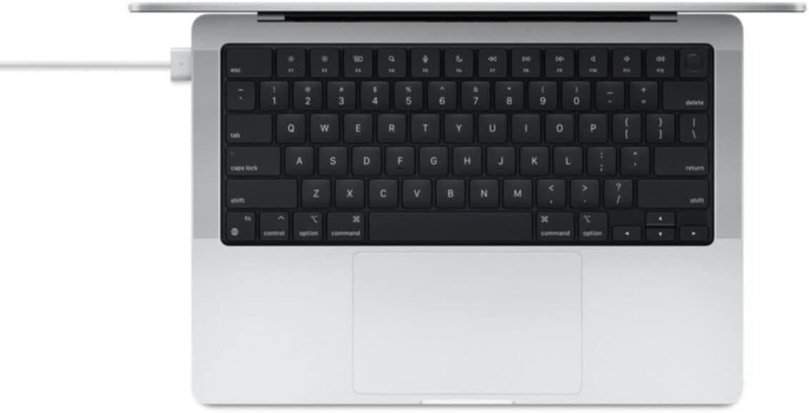 Câble Apple USB-C vers MagSafe 3 blanc branché à un MacBook