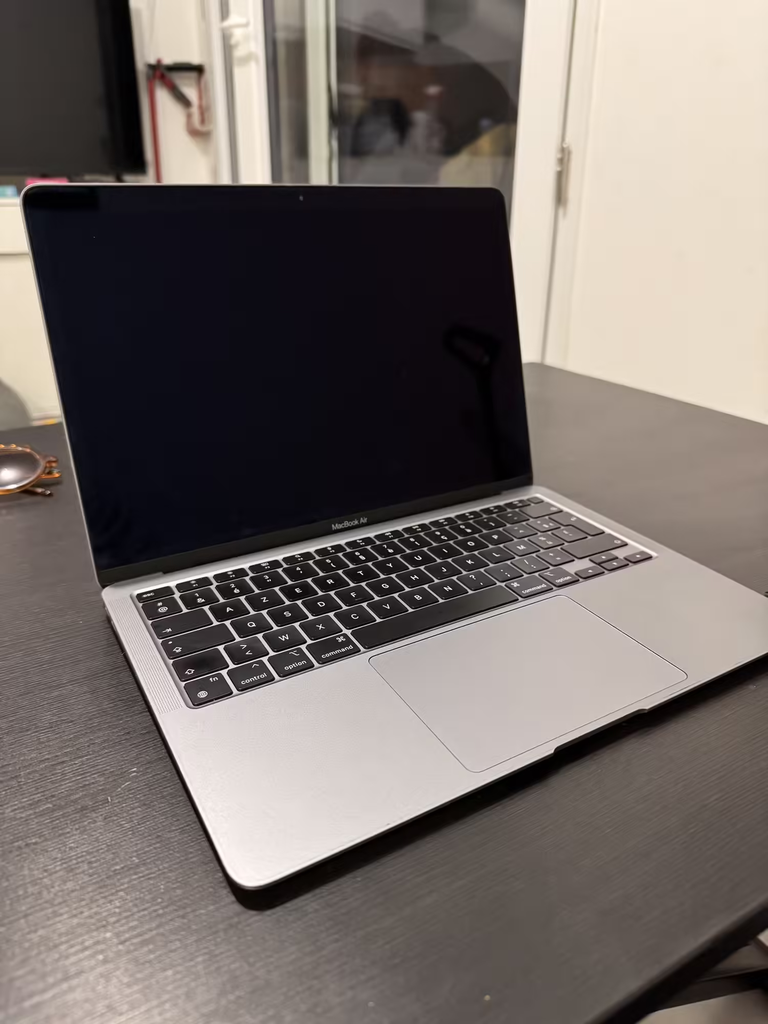 Apple MacBook Air (2020) avec puce Apple M1 (13,3 pouces, 8 Go de RAM, 256 Go SSD) Gris sidéral - Clavier Azerty ( Occasion Bon )
