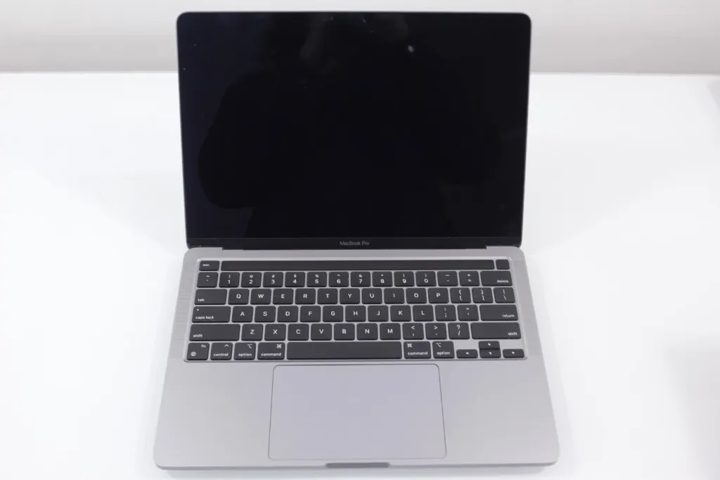 Apple MacBook Pro 14" 2021 M1 Pro 8-Core 14-Core GPU 16Go Ram 512Go Occasion(écran fissuré)