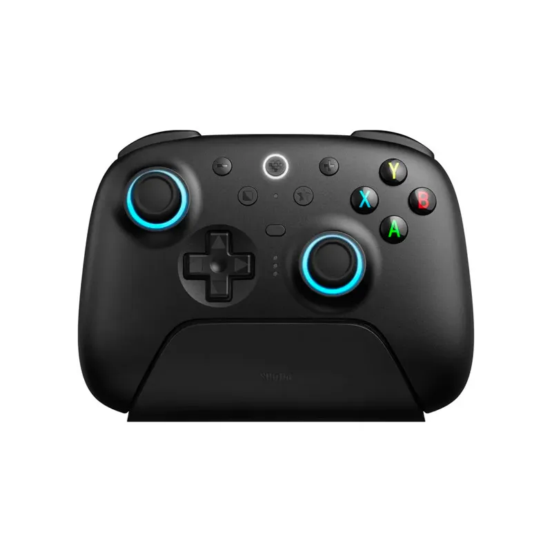 Manette noire 8BitDo Ultimate 2 sur sa station de charge